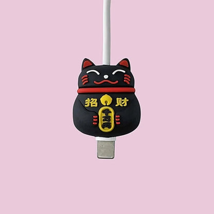 un protège câble en forme d'un maneki neko noir hyper mignon.
