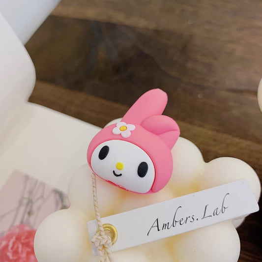 un protège câble en forme de la douce My Melody. Idéal pour protéger et allonger la durée de vie de vos câbles