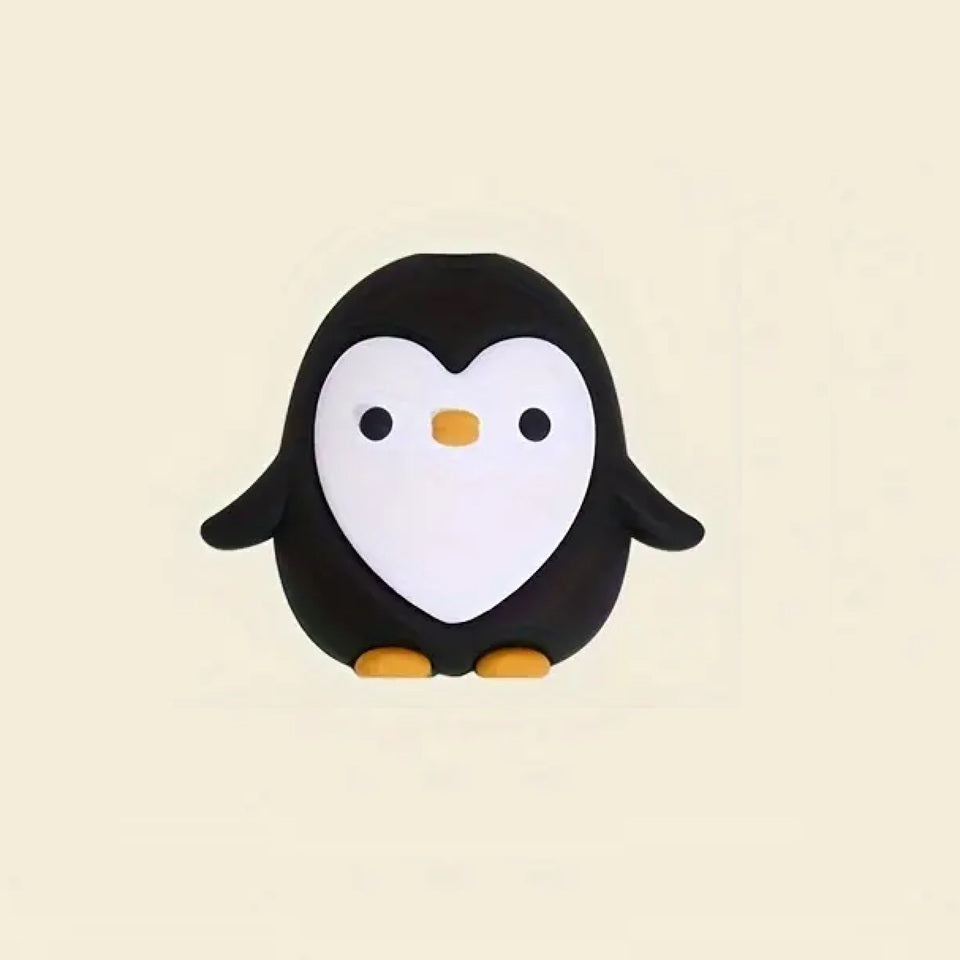un protège câble en forme de pingouin tout mignon idéal pour protéger et allonger la durée de vie des câbles