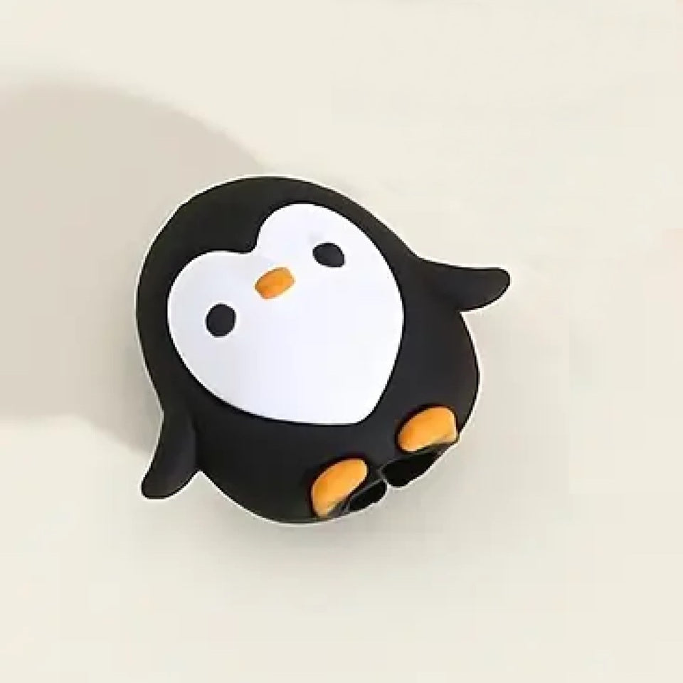 un protège câble en forme de pingouin tout mignon idéal pour protéger et allonger la durée de vie des câbles
