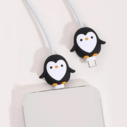 un protège câble en forme de pingouin tout mignon idéal pour protéger et allonger la durée de vie des câbles