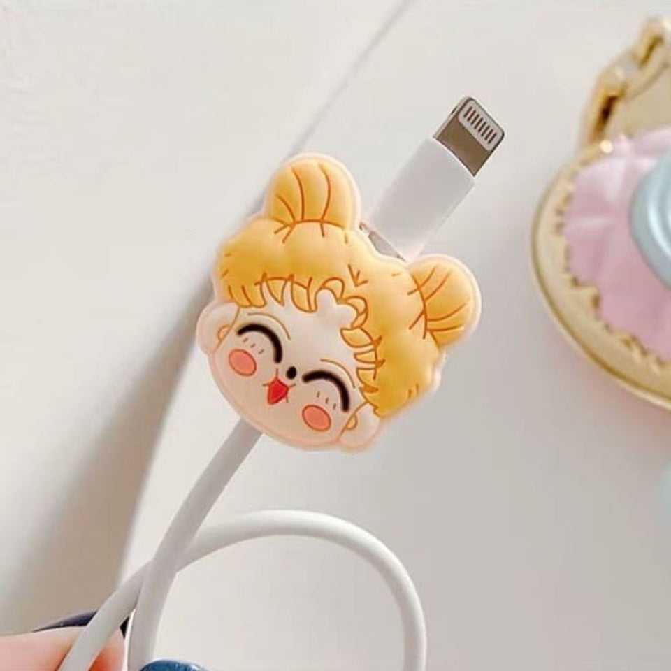 un protège câble en forme de Sailormoon trop mignon. Avec son expression kawaii, elle est adorable !