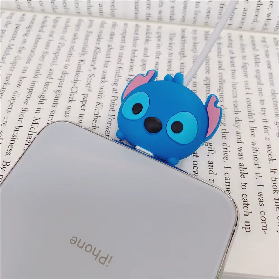 un protège câble inspiré de Stitch de Lilo et Stitch. Utile et pratique pour renforcer les câbles et allonger leur durée de vie en ralentissant les torsions. 