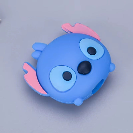 un protège câble inspiré de Stitch de Lilo et Stitch. Utile et pratique pour renforcer les câbles et allonger leur durée de vie en ralentissant les torsions. 