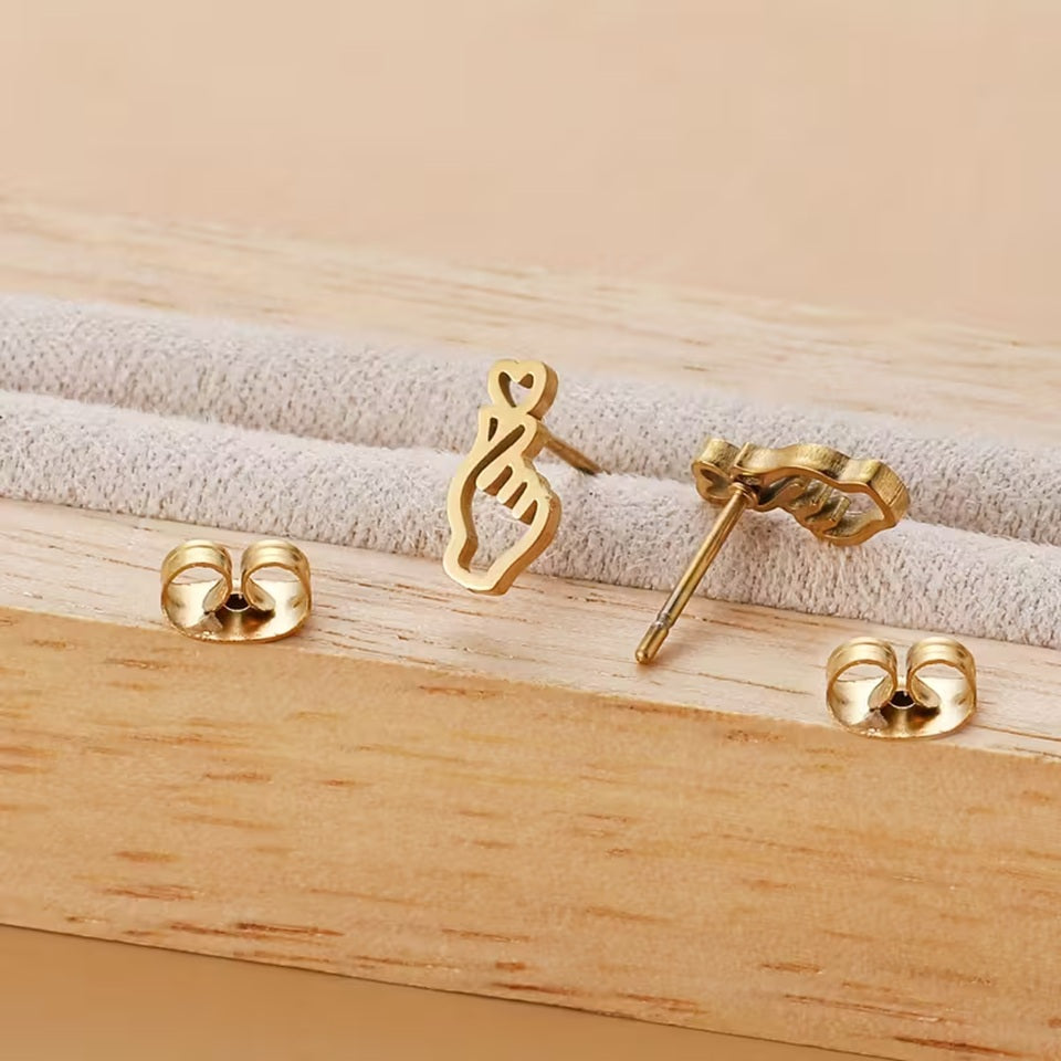une paire de puces d'oreilles original et pleine d'amour en forme de main qui forment un coeur: le finger heart coréen. En acier inoxydable, elles sont confortables et légères.