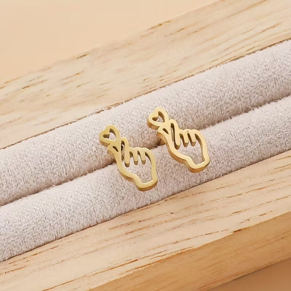 une paire de puces d'oreilles original et pleine d'amour en forme de main qui forment un coeur: le finger heart coréen. En acier inoxydable, elles sont confortables et légères.