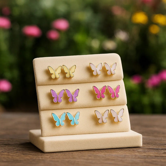 une paire de puces d'oreilles minimaliste en forme de papillons colorés et dorées : aune, blanc, violet, bleu, rose et fuschia