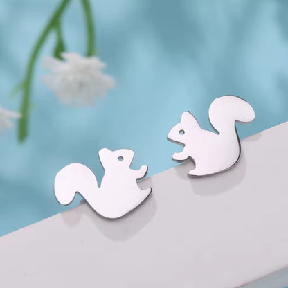 Des puces d'oreilles argentés en forme d'écureuils super mignons