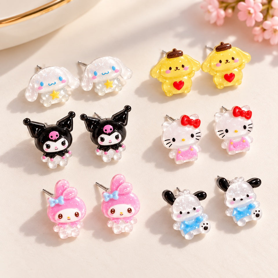 Puces d’oreilles kawaii Sanrio avec Cinnamoroll, Pompompurin, Kuromi, Hello Kitty, My Melody et Pochacco, présentées dans un décor doux et épuré.