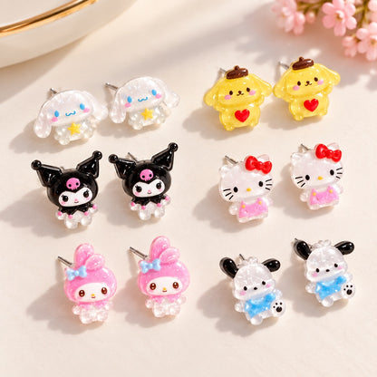 Puces d’oreilles kawaii Sanrio avec Cinnamoroll, Pompompurin, Kuromi, Hello Kitty, My Melody et Pochacco, présentées dans un décor doux et épuré.