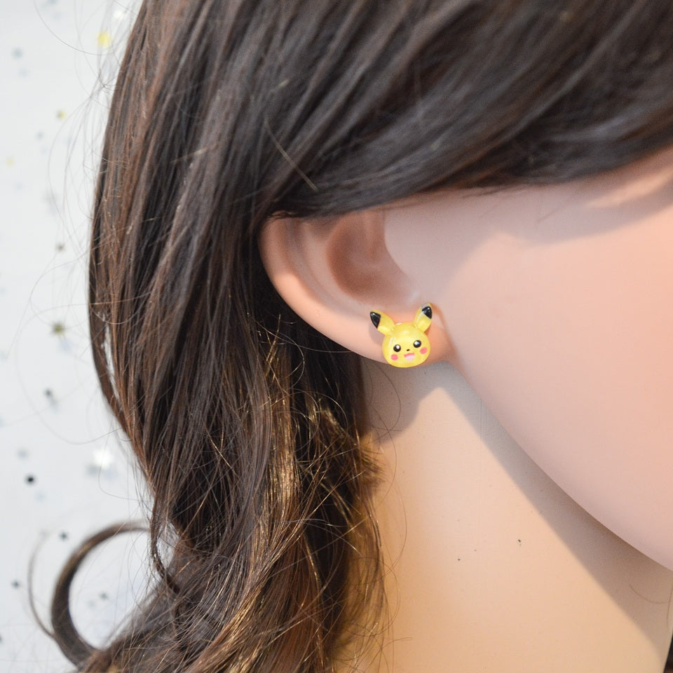 des puces d'oreilles tout mimi en forme de pikachu. Elles sont jaunes et tellement adorables.