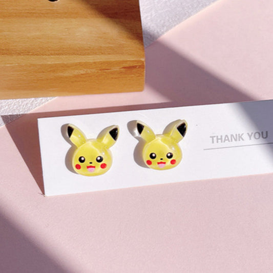 des puces d'oreilles tout mimi en forme de pikachu. Elles sont jaunes et tellement adorables.