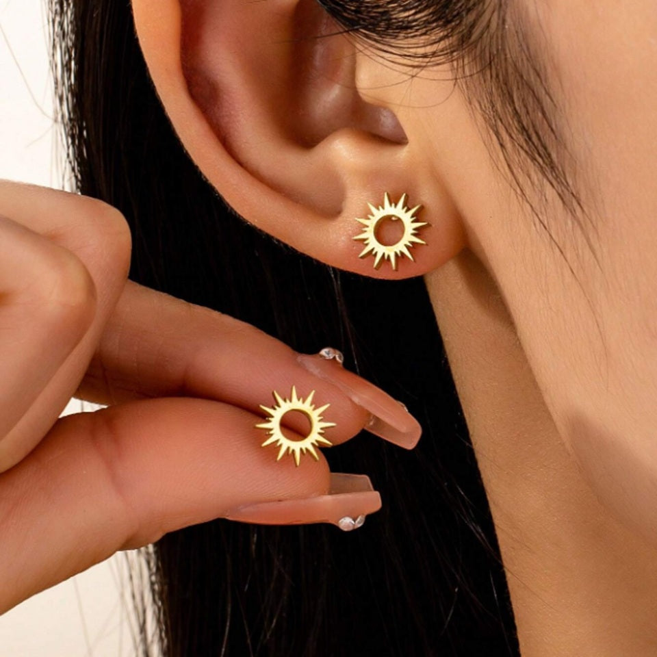 des puces d'oreilles en forme de soleil doré, look minimaliste