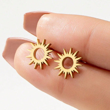 des puces d'oreilles en forme de soleil doré, look minimaliste