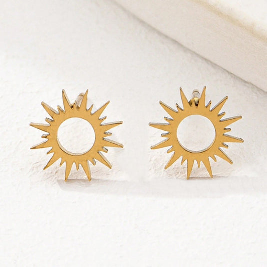 des puces d'oreilles en forme de soleil doré, look minimaliste