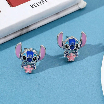 Des puces d'oreilles Stitch qui tient une jolie fleur rose dans ses mains. Fidèle au personnage du dessin animé, il est adorable.