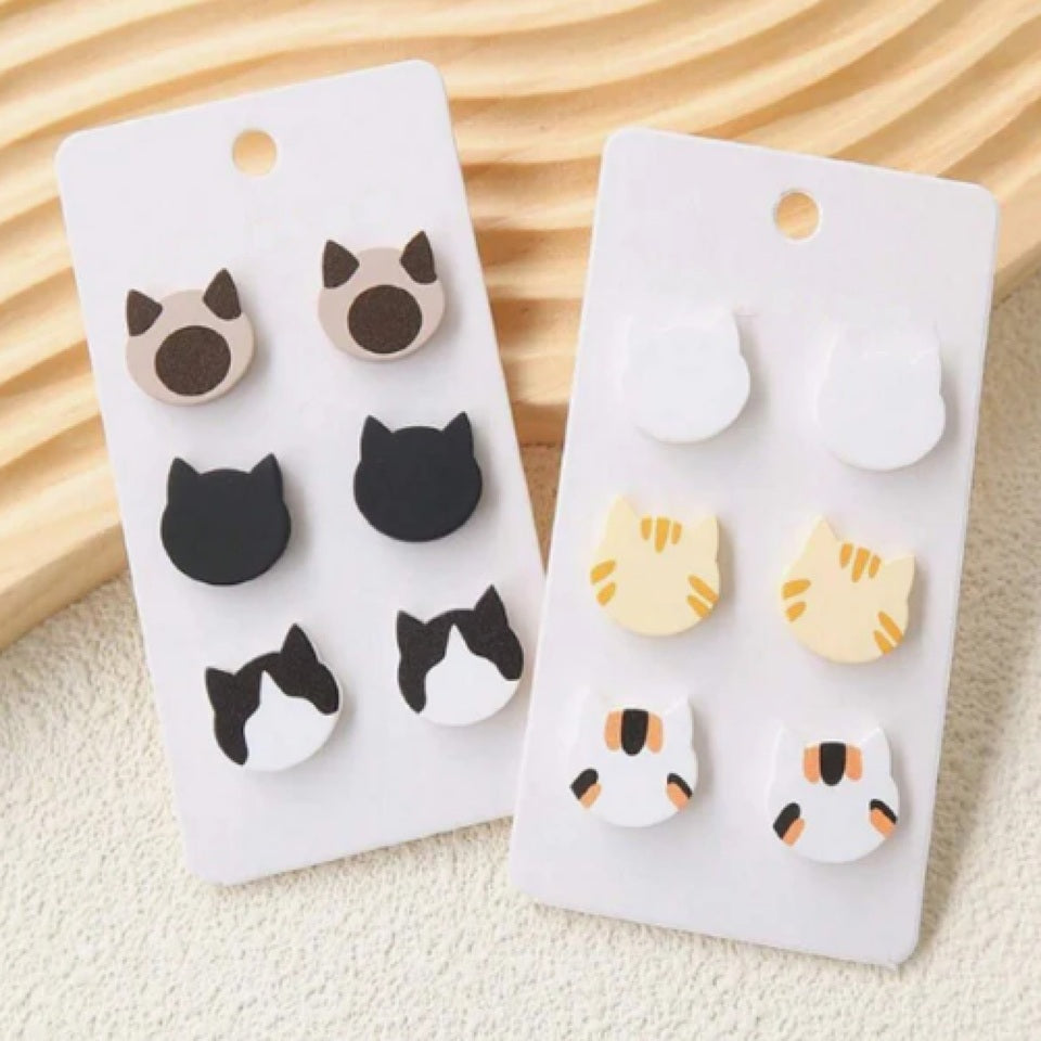 des boucles d'oreilles en forme de tête de chat de couleurs variées. Hyper mignonnes, minimalistes et adorables avec leur effet bois.
