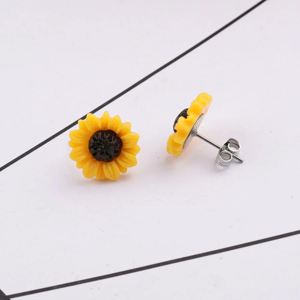 une paire de boucles d'oreilles en forme de tournesols jaunes hyper mignons et réalistes.