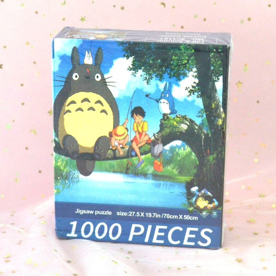 un puzzle composé de 1000pièces reprenant la scène où Mei, Satsuki, Totoro et les chibi pêchent sur une grosse branche d'arbre.