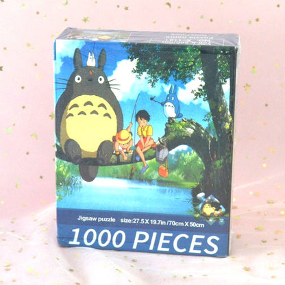 un puzzle composé de 1000pièces reprenant la scène où Mei, Satsuki, Totoro et les chibi pêchent sur une grosse branche d'arbre.