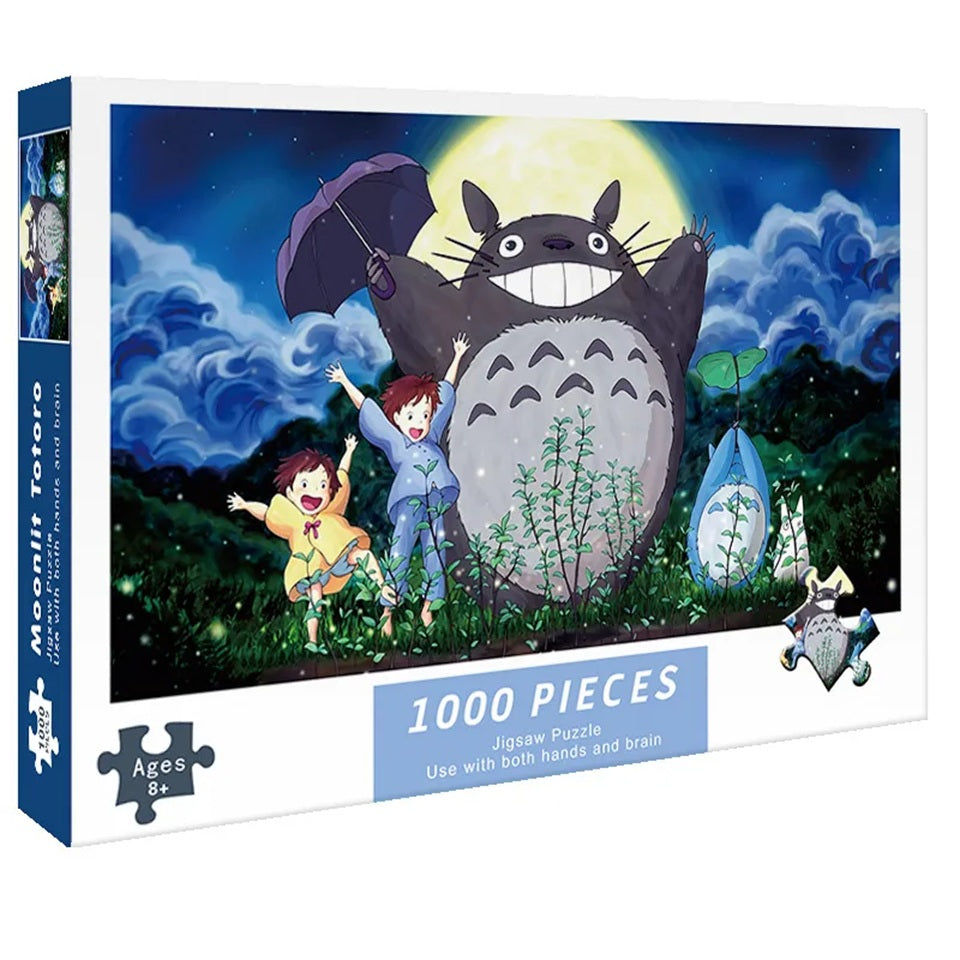 un puzzle composé de 1000 pièces représentant Totoro, Mei, Satsuki et les chibi Totoro dansant sous la lune pour invoquer la pluie afin que les arbres poussent.
