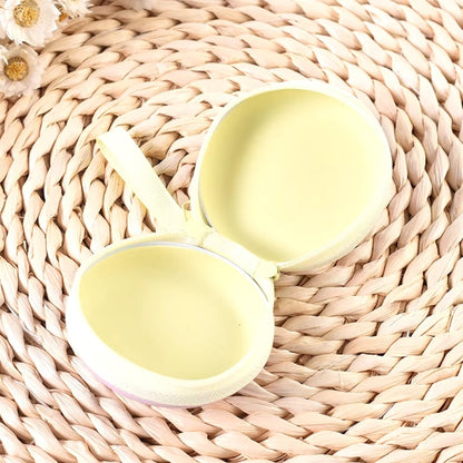 un range écouteurs rond et en métal au design de fraises et fermé par une fermeture éclair. Idéal pour y ranger des écouteurs mais aussi des petits objets tels que bijoux, monnaie etc...