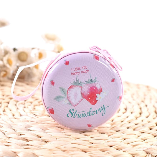 un range écouteurs rond et en métal au design de fraises et fermé par une fermeture éclair. Idéal pour y ranger des écouteurs mais aussi des petits objets tels que bijoux, monnaie etc...