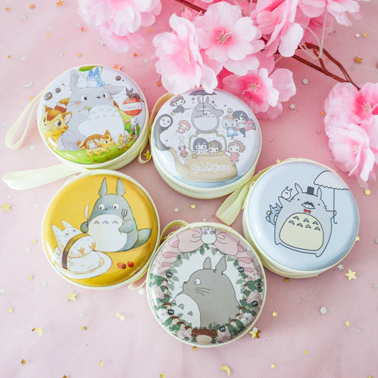 des range écouteurs ronds et métalliques illustrés de superbes dessins de Totoro et de ses amis. Idal pour y ranger des écouteurs mais aussi des bijoux et autres petits accessoires.