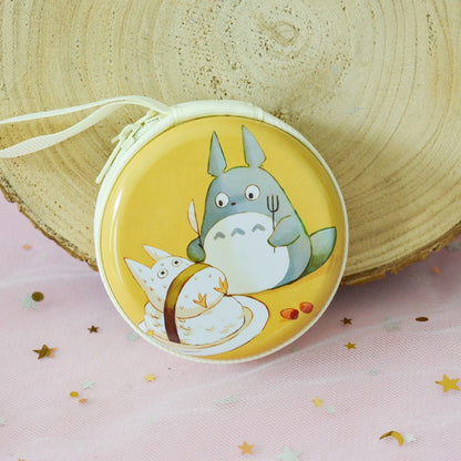 des range écouteurs ronds et métalliques illustrés de superbes dessins de Totoro et de ses amis. Idal pour y ranger des écouteurs mais aussi des bijoux et autres petits accessoires.