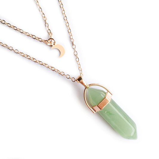 un ras de cou composé de deux chaines corées. Un pendentif en forme de lune dorée et une pierre de jade s'assemblent pour un effet ésotérique charmant.