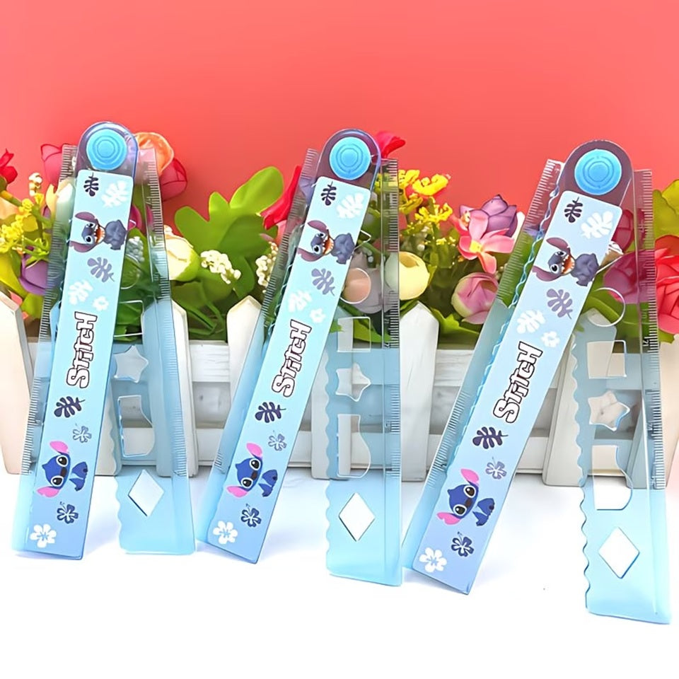 une règle au design et couleur de Stitch, ultra mignonne et bien pratique. Pliée, elle mesure 15 cm mais quand on la déplie, elle mesure 30 cm ! Gain de place assuré.