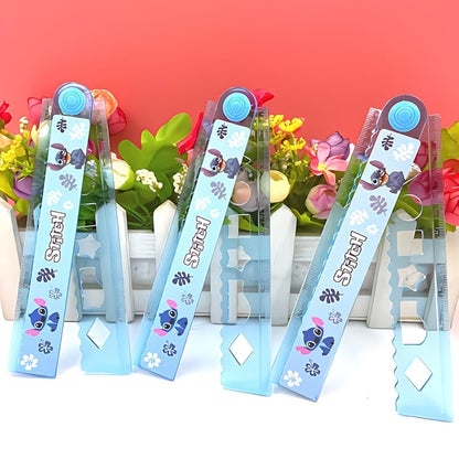 une règle au design et couleur de Stitch, ultra mignonne et bien pratique. Pliée, elle mesure 15 cm mais quand on la déplie, elle mesure 30 cm ! Gain de place assuré.