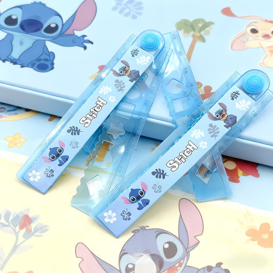 une règle au design et couleur de Stitch, ultra mignonne et bien pratique. Pliée, elle mesure 15 cm mais quand on la déplie, elle mesure 30 cm ! Gain de place assuré.