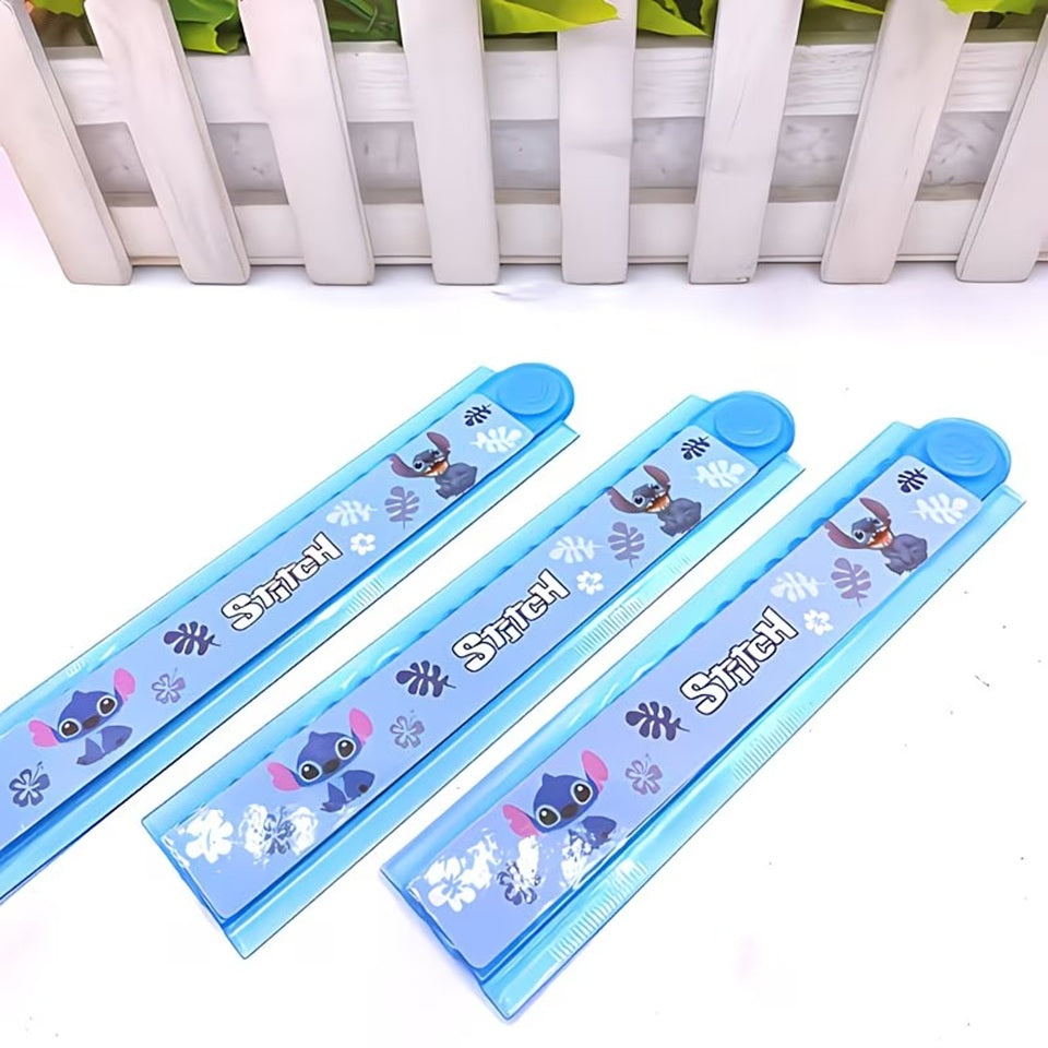une règle au design et couleur de Stitch, ultra mignonne et bien pratique. Pliée, elle mesure 15 cm mais quand on la déplie, elle mesure 30 cm ! Gain de place assuré.