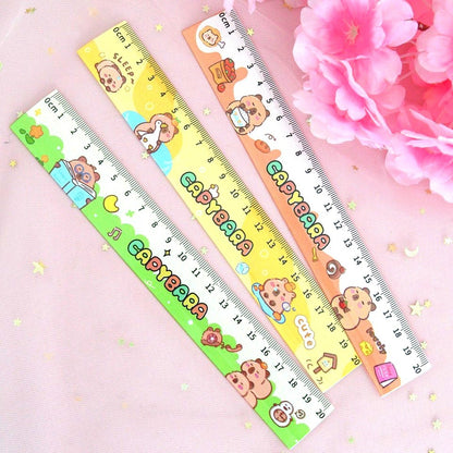 une jolie règle colorée de 20 cm avec de jolies illustrations de capybara dans des scènes et des expressions amusantes et rigolotes. 