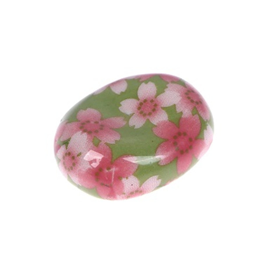 des repose baguettes en forme de galets aux motifs et aux couleurs de l'esthétique japonaise : formes géométriques et fleurs de sakura