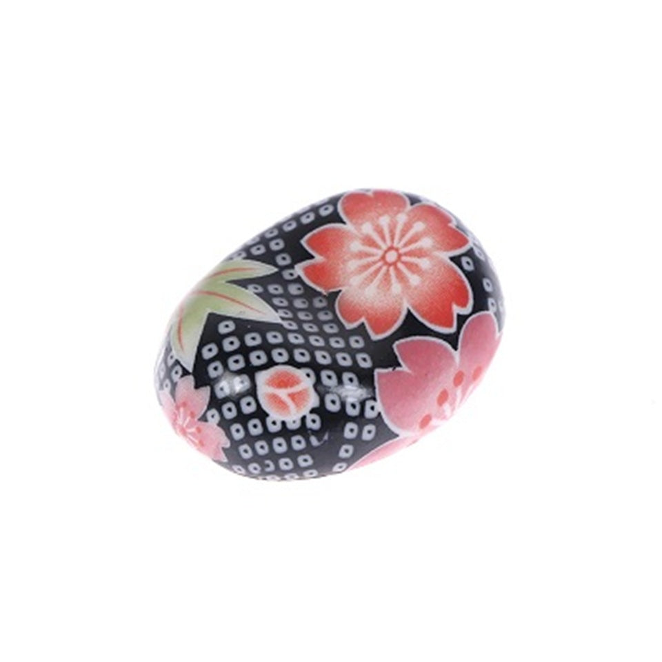 des repose baguettes en forme de galets aux motifs et aux couleurs de l'esthétique japonaise : formes géométriques et fleurs de sakura