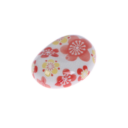 des repose baguettes en forme de galets aux motifs et aux couleurs de l'esthétique japonaise : formes géométriques et fleurs de sakura