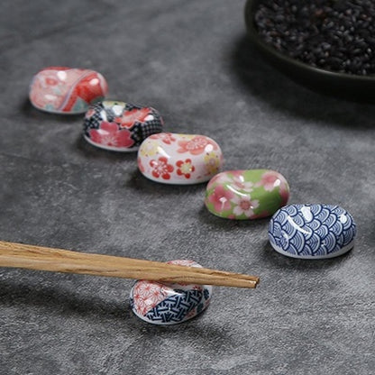 des repose baguettes en forme de galets aux motifs et aux couleurs de l'esthétique japonaise : formes géométriques et fleurs de sakura