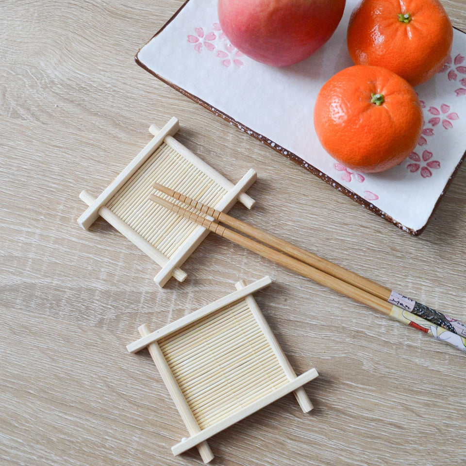 des repose baguettes en forme de tatami japonais. Design mignon inspiré du Japon traditionnel. Parfait en élément de décoration également
