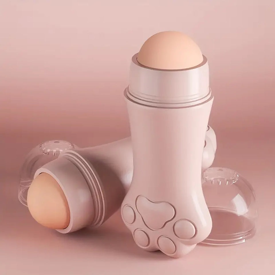 un rouleau trop mignon en forme de patte de chat qui contient une pierre volcanique en forme de boule. Elle absorbe le sébum de la peau du visage et laisse un teint mat et unifié.