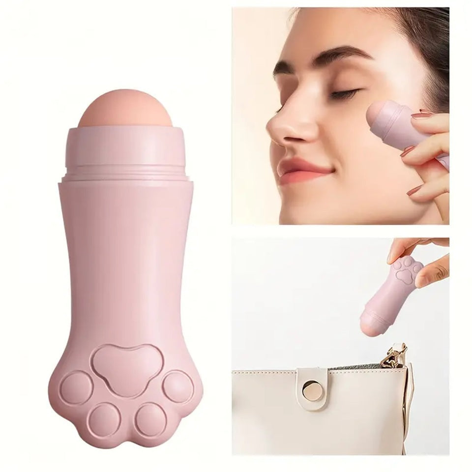 un rouleau trop mignon en forme de patte de chat qui contient une pierre volcanique en forme de boule. Elle absorbe le sébum de la peau du visage et laisse un teint mat et unifié.