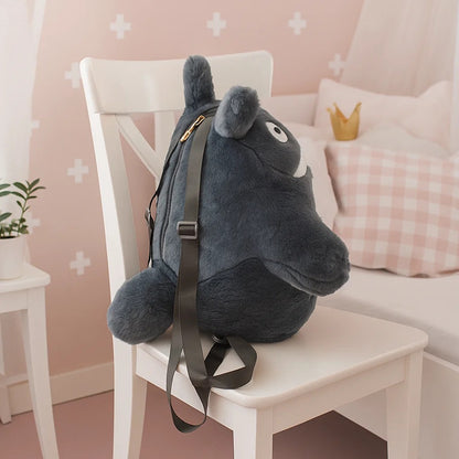 un sac à dos tout en peluche et en forme de Totoro, l'esprit de la forêt du studio Ghibli. Douceur extrême et câlins tendre en vue !