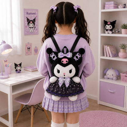 Sac à dos peluche Kuromi noir et violet porté par une enfant de dos, avec robe en dentelle, nœuds lilas et petites pattes, dans une jolie chambre kawaii pastel.