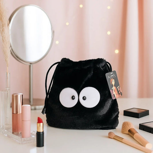 sac pochon noiraude tout doux, inspiré des films Ghibli Mon voisin Totoro et Le voyage de Chihiro. Parfait pour y ranger nécessaire de toilette, maquillage, petits accessoires.