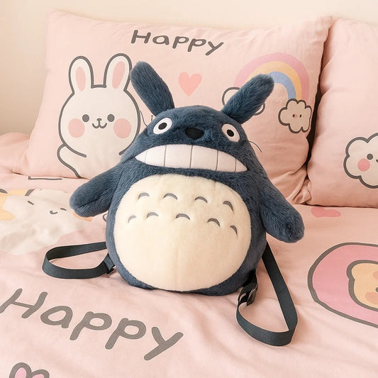 un sac à dos tout en peluche et en forme de Totoro, l'esprit de la forêt du studio Ghibli. Douceur extrême et câlins tendre en vue !