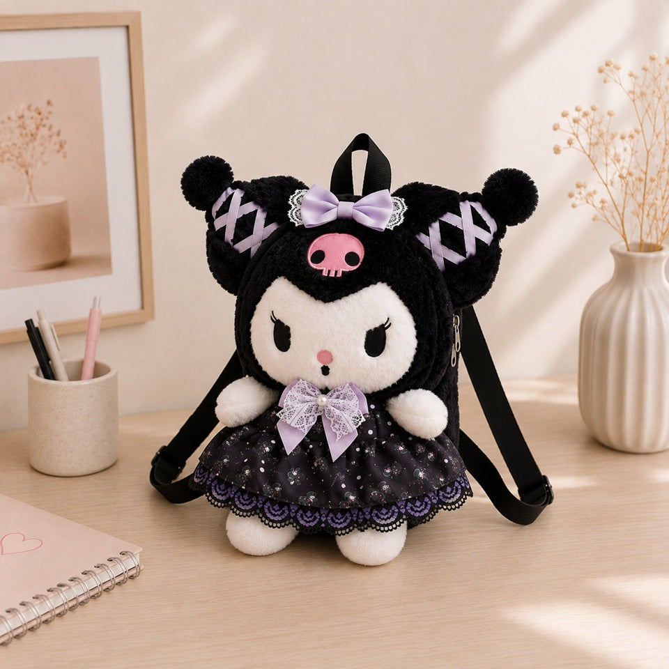 Sac à dos peluche Kuromi noir et violet avec nœuds lilas et robe en dentelle, présenté sur un joli bureau en bois clair au décor doux et minimaliste.