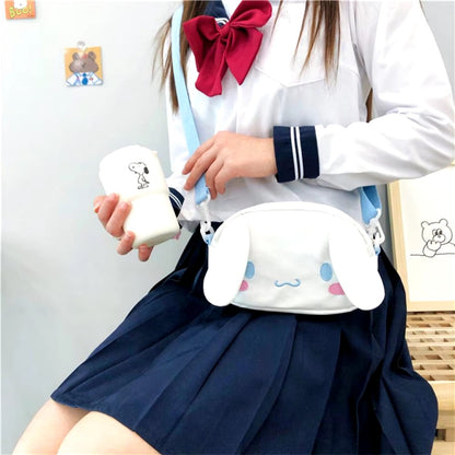 une adorable sacoche à bandoulière Cinnamoroll. Avec ses deux petites oreilles et son expression trop mignonne, elle est indispensable pour un look kawaii !