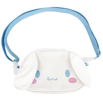 une adorable sacoche à bandoulière Cinnamoroll. Avec ses deux petites oreilles et son expression trop mignonne, elle est indispensable pour un look kawaii !