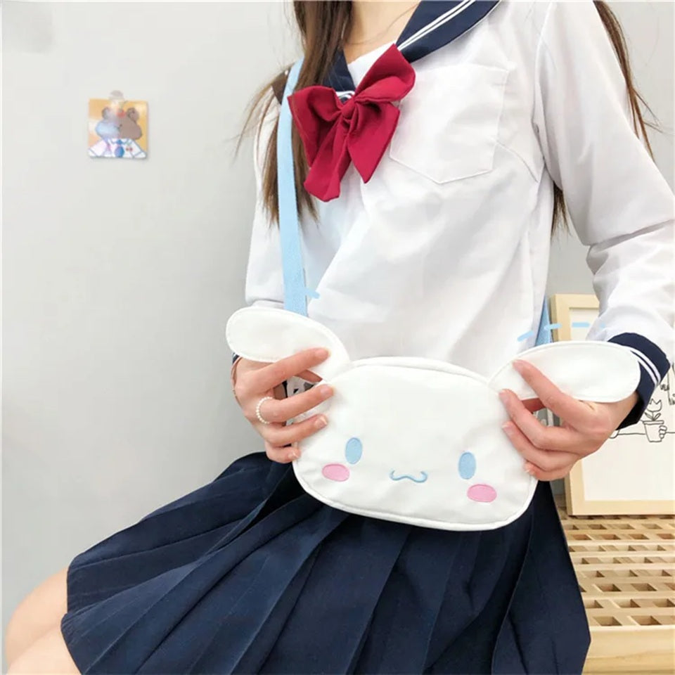 une adorable sacoche à bandoulière Cinnamoroll. Avec ses deux petites oreilles et son expression trop mignonne, elle est indispensable pour un look kawaii !